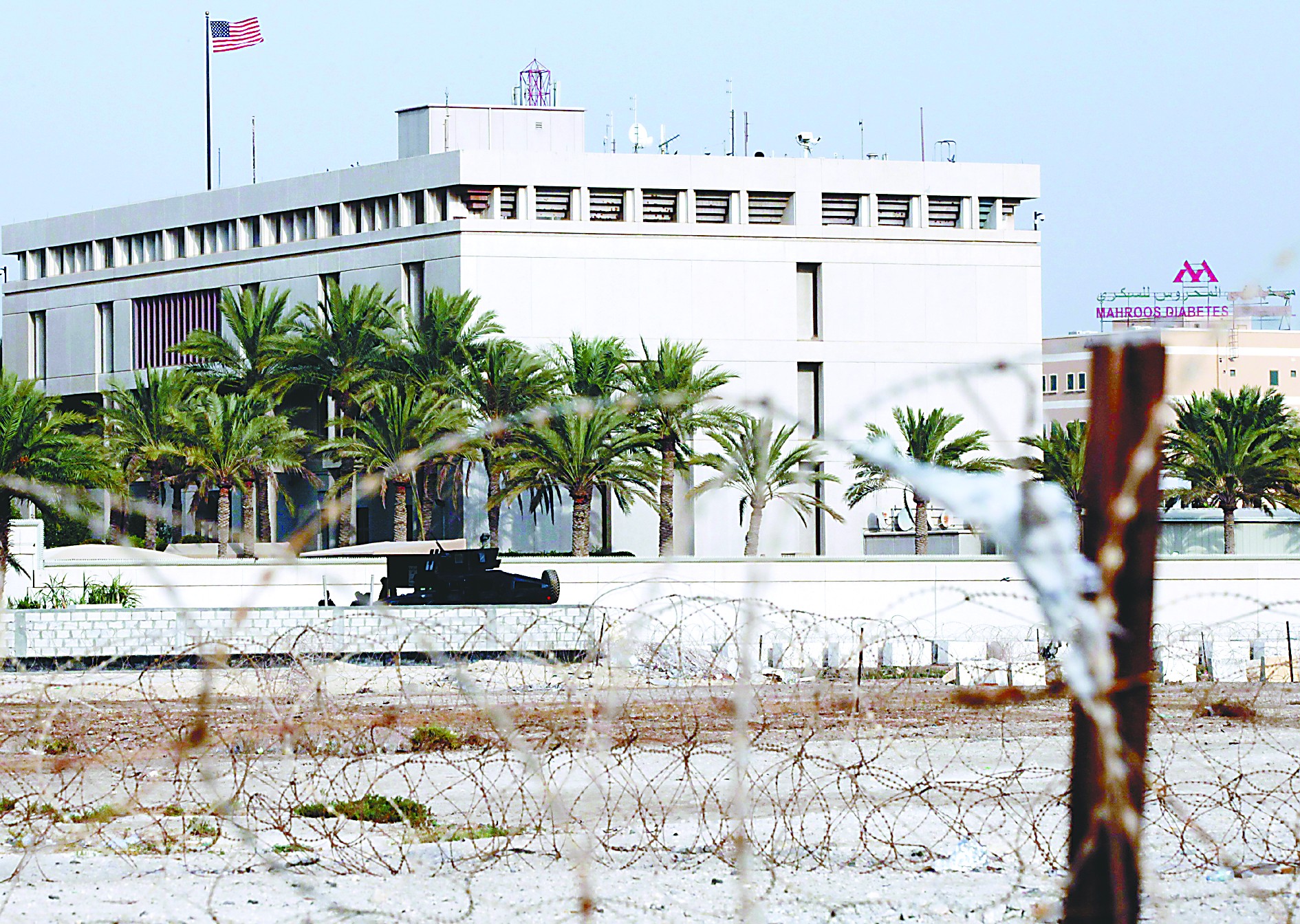 當(dāng)?shù)貢r間4日，在也門首都薩那，安全人員在通往美國大使館的路上設(shè)置檢查站檢查過往車輛。