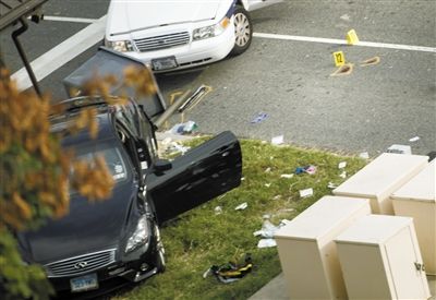 沖擊白宮圍欄的黑色轎車。