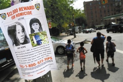 2013年7月23日，貼在紐約街頭的征詢線索傳單，這天是“希望寶寶”被發(fā)現(xiàn)遇害的日子，每年這天警方都