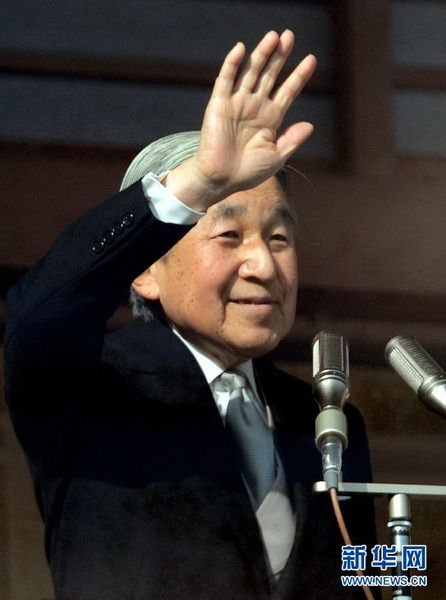 當(dāng)?shù)貢r(shí)間12月23日，在位于日本東京的皇宮，日本明仁天皇向民眾致意。