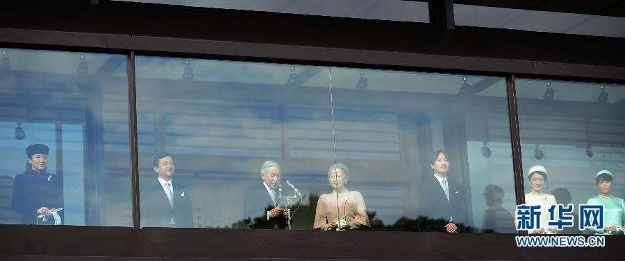 當(dāng)?shù)貢r(shí)間12月23日，在位于日本東京的皇宮，日本明仁天皇在皇族的陪同下發(fā)表生日感言。