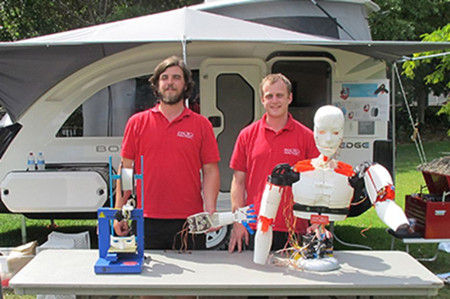 皮尤和尼克爾斯基與他們的3D機器人。