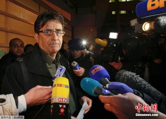 圖為醫(yī)院發(fā)言人接受采訪。