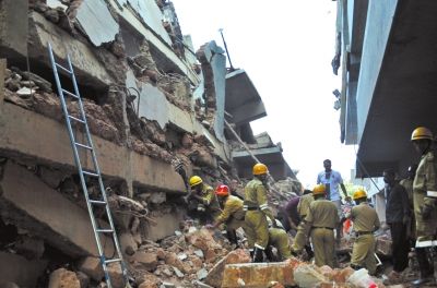 4日，印度卡納科納，救援人員正在搜尋被掩埋的幸存者和遇難者遺體。圖/東方IC
