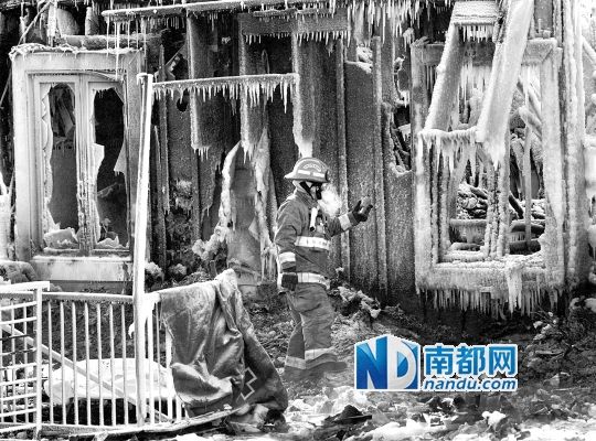 消防員用蒸汽機融化救火后殘留的冰層，尋找遇難者遺