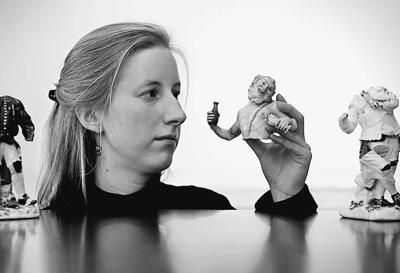 在英國倫敦，拍賣行員工展示邁森瓷器。