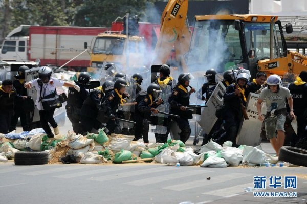 當?shù)貢r間2月18日，泰國曼谷警方與示威者發(fā)生沖突。