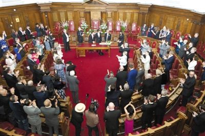 29日，倫敦，一對同性伴侶舉行結(jié)婚儀式。