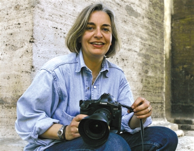 4日，安雅·尼德林豪斯在報(bào)道阿富汗大選期間被槍殺。