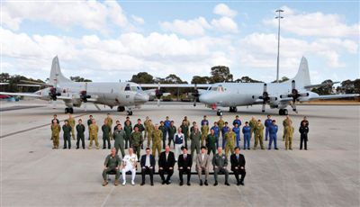 4月29日，參與搜尋馬航失聯(lián)客機(jī)的多國軍人和軍機(jī)在珀斯皮爾斯空軍基地合影。5月1日，馬航宣布搜尋進(jìn)入新階段，重點(diǎn)將借助不同技術(shù)擴(kuò)大海底搜尋。