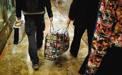 5月2日，馬航乘客家屬離開麗都飯店。當(dāng)日，麗都飯店二層家屬區(qū)正式關(guān)閉，大部分家屬返鄉(xiāng)。