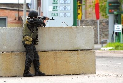 　5日，在烏東部城市斯拉維揚(yáng)斯克附近，一名烏克蘭士兵守衛(wèi)一處檢查站。