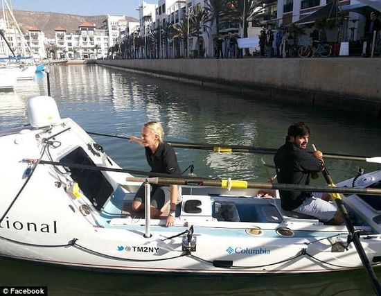 男女主角與他們的“小伙伴”，名叫“馬迪巴精神”的皮劃艇。