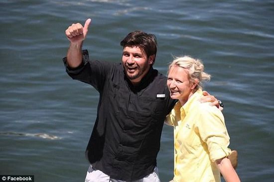 抵達(dá)邁阿密時(shí)，曼瑟驕傲地豎起了大拇指。