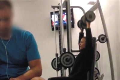 畫面中能看到健身房還有“其他人”。視頻截圖