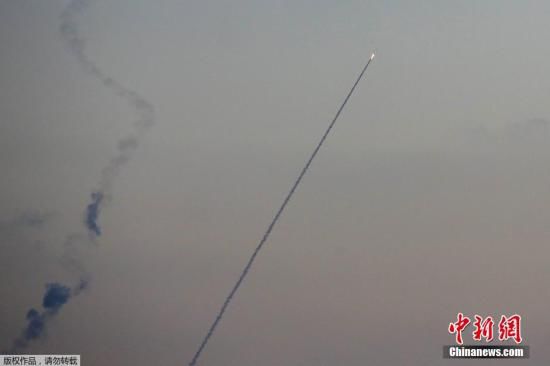 當?shù)貢r間2014年7月13日，以色列斯德洛特，從加沙地帶飛往以色列境內的導彈劃破夜空。