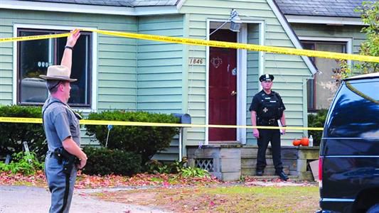 8日，紐約州當?shù)鼐旆怄i案發(fā)現(xiàn)場。