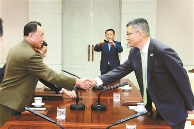 10月15日，韓國國防部國防政策室室長柳濟升和朝鮮人民武裝力量部偵查總局局長金英哲分別率團出席板門店