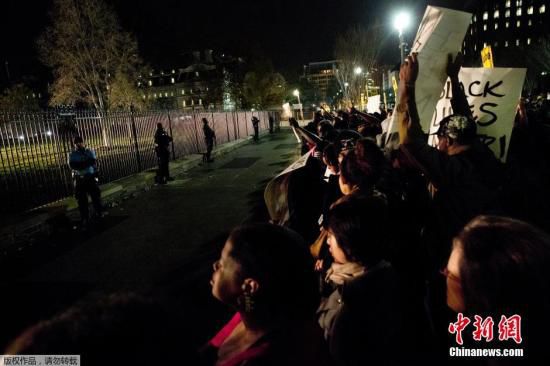 美國(guó)白宮前擠滿了抗議槍殺黑人青年的白人警察免遭起訴案件的美國(guó)民眾。