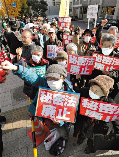 10日，日本東京，民眾聚集在首相官邸前，抗議當(dāng)天生效的《特定秘密保護(hù)法》。