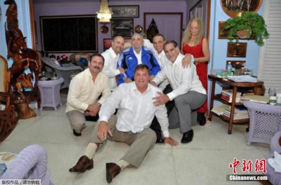 當(dāng)?shù)貢r(shí)間2015年2月28日，古巴哈瓦那，古巴前領(lǐng)導(dǎo)人菲德爾·卡斯特羅接見被美國釋放的5名間諜合影。