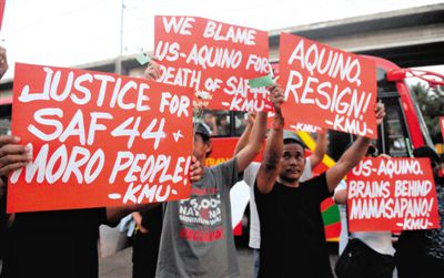 2月3日，菲律賓馬尼拉，民眾舉行示威游行悼念遇難的44名特警，并要求總統(tǒng)阿基諾下臺，對此次反恐行動失敗負(fù)責(zé)。