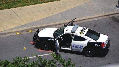 被槍手擊中的警車。新華社發(fā)