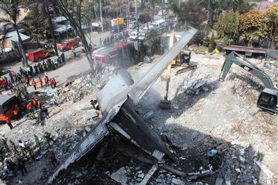 7月1日，搜救人員在印尼軍機墜毀現(xiàn)場進(jìn)行搜救和清理工作。