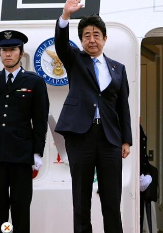 安倍在機(jī)場(chǎng)告別，面色凝重