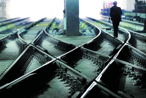 ▲鄭州地鐵1號線醫(yī)學院站，地下18米縱橫交錯的鐵軌伸向遠方。