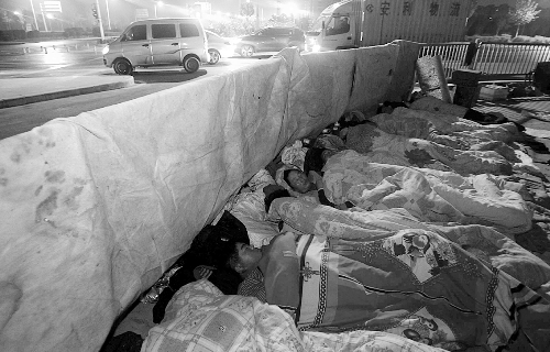 在寒冷的冬夜，為了能省點(diǎn)錢，方便接活，民工們?nèi)运跇蛳隆? complete=