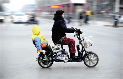 昨日下午，隴海西路桐柏路口，紅燈亮起的瞬間一輛電動(dòng)車闖過路口。