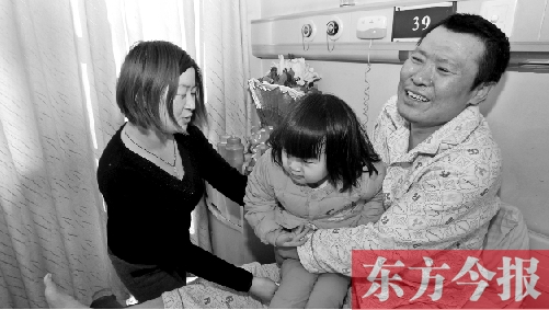 李剛患骨肉瘤急需手術(shù)，最放心不下的就是他的妻子、女兒