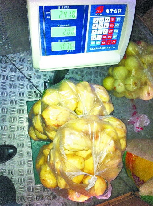 發(fā)料單上寫(xiě)著土豆30千克，實(shí)際為24.18千克。