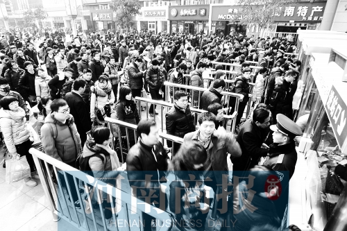 節(jié)后，鄭州火車站迎來旅客返程高峰