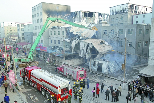 風(fēng)助火勢(shì)，6座相鄰的居民樓加建的板房樓陸續(xù)被大火引燃。