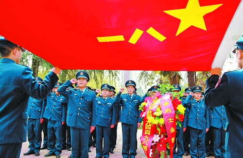 　　“我宣誓:保衛(wèi)祖國藍天不受侵犯!”4月3日,濟空某部的官兵來到內(nèi)鄉(xiāng)縣烈士陵園掃墓,通過敬獻花籃、