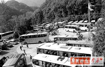 嵩縣各個(gè)景區(qū)門(mén)前都是車水馬龍 嵩縣各個(gè)景區(qū)門(mén)前都是車水馬龍