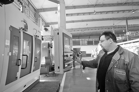 　　▲5月7日，來自德國的專家正在中原內(nèi)配股份有限公司的生產(chǎn)線上調(diào)試設(shè)備。