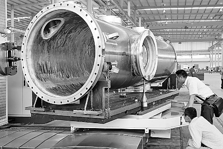 ▲5月6日，河南飛宇實(shí)業(yè)有限公司的技術(shù)人員正在調(diào)試設(shè)備，準(zhǔn)備試生產(chǎn)。