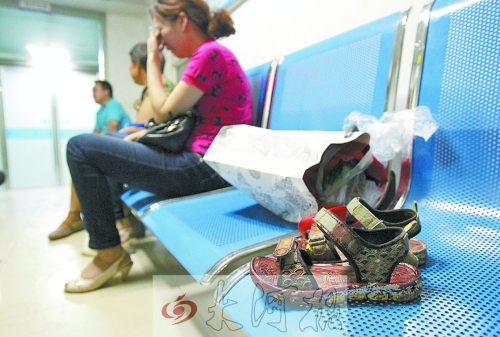 7歲男孩去廁所被“精神病”大男孩捅十多刀,孩子父母和孩子姥姥在手術(shù)室前痛哭。孩子的涼鞋上全是血跡。