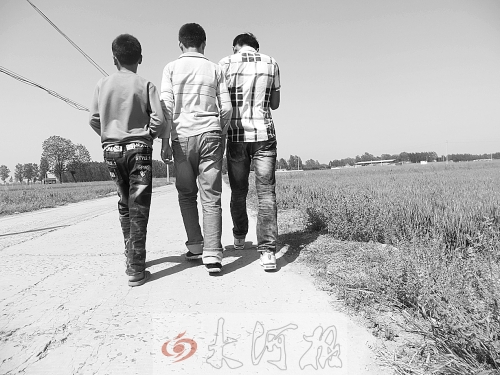 親眼目睹小伙伴在自己面前慘遭橫禍,三個孩子變得異常沉默。