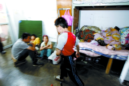 孩子們住在這里，沒(méi)有上學(xué)，大部分時(shí)間是練功，出去表演