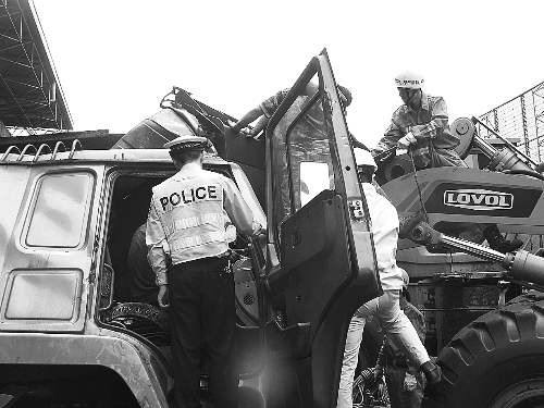 　　調(diào)來鏟車，幫忙救人。