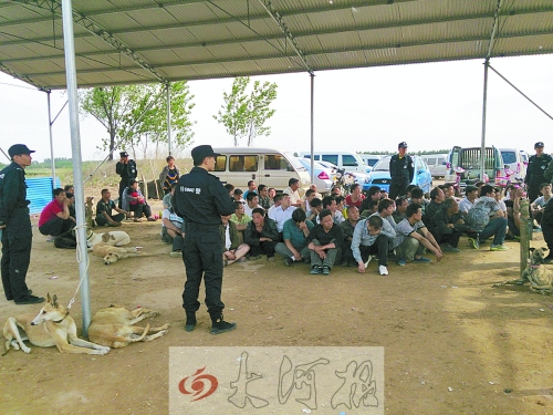 民警突襲賭場(chǎng)，64名涉案人員全部落網(wǎng)。