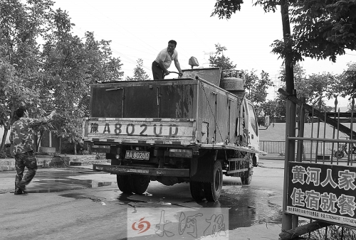 非法捕魚(yú)者(穿迷彩服者)正向魚(yú)販兜售非法捕撈的野生魚(yú)