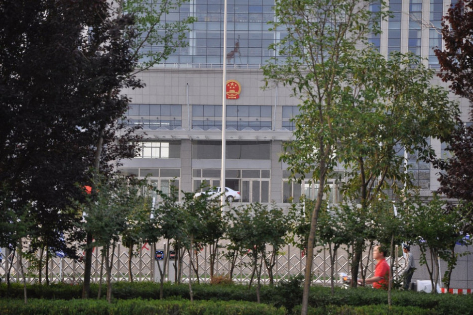 　　圖為魏都區(qū)政府門前的國徽和隱約的“為人民服務(wù)”字樣。來源：光明網(wǎng)