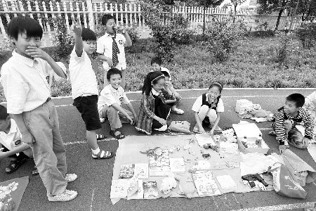 小學(xué)生當(dāng)?shù)財(cái)偫习?，擺起攤來也很專業(yè)