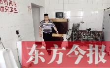 男廁中擺放的電視機(jī)、柜子、自行車(chē)等物品