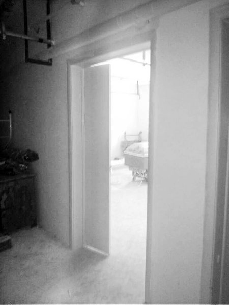 原有的太平間被扒了，又新建了一個(gè)